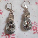 BO Crystal Wonders gemaakt met gefacetteerde druppels en kleine strass-sluitingen in reliëf.